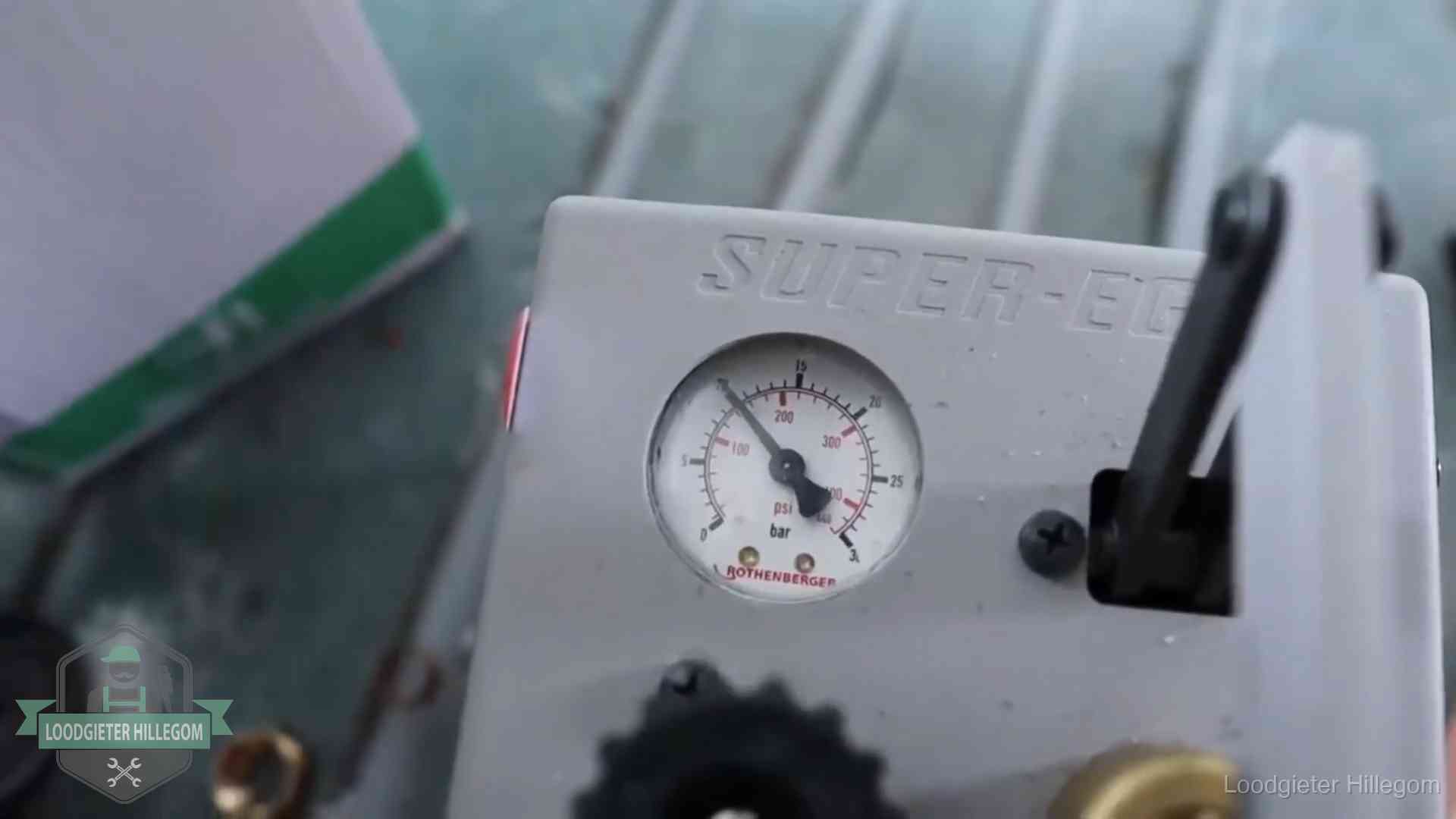 Manometer van een afperspomp bij controle van nieuw leidingwerk in Hillegom