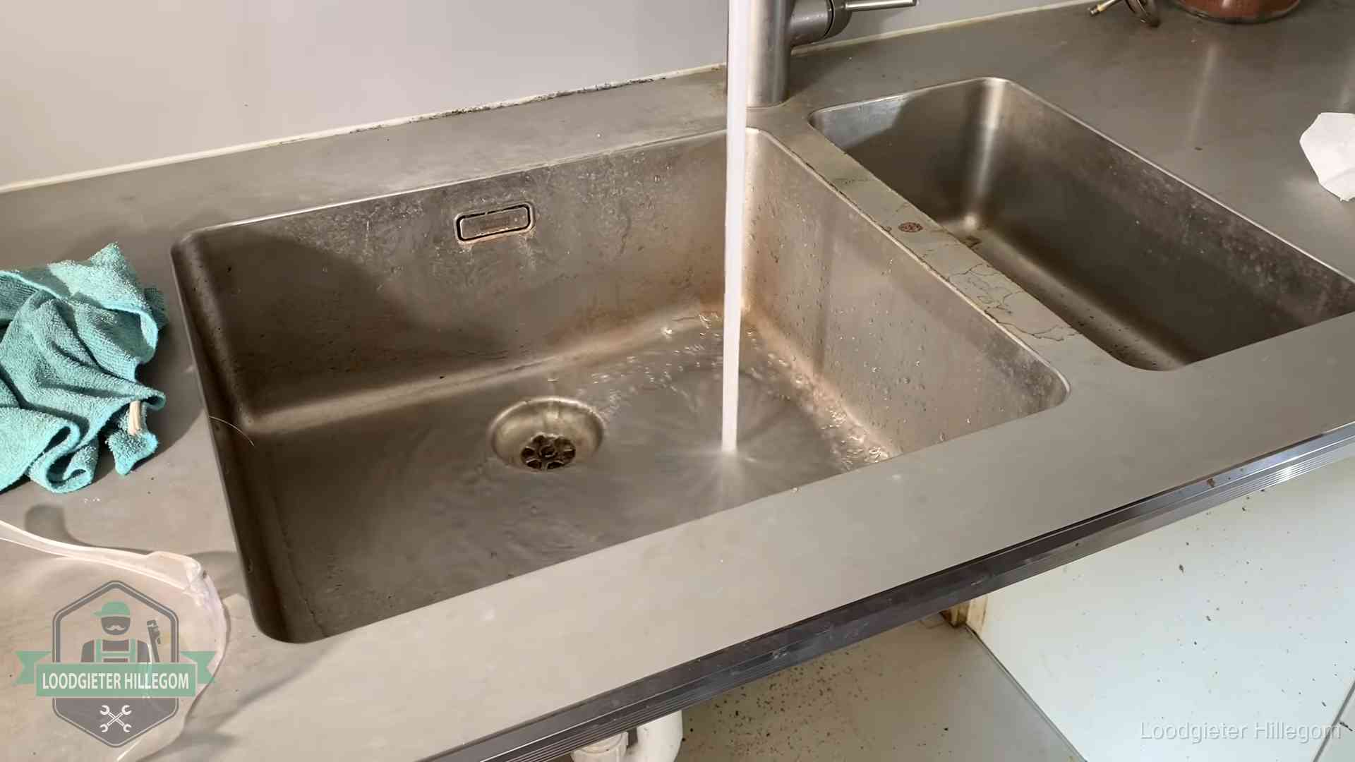 Doorstroomtest van de afvoer bij een gootsteen in Hillegom