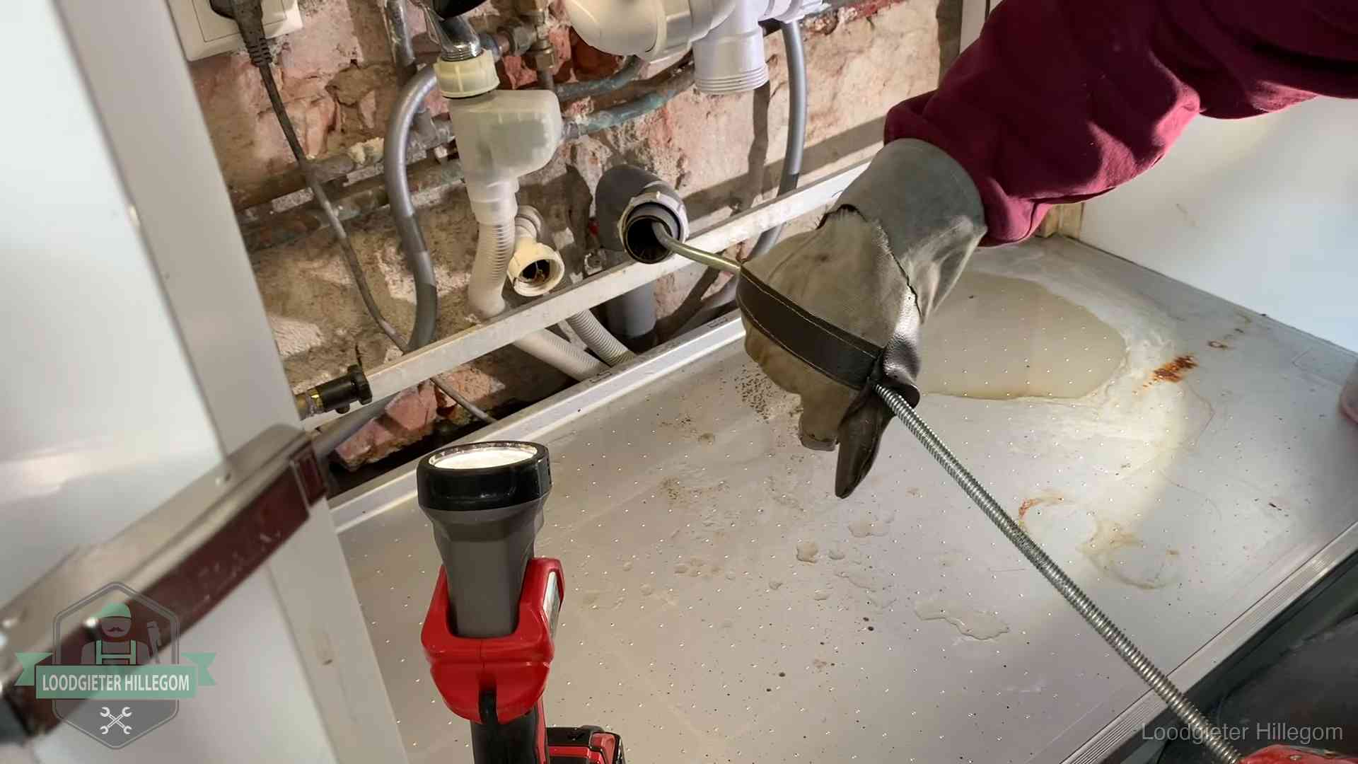 Ontstoppingsveer wordt preventief door een afvoeraansluiting gehaald in Hillegom