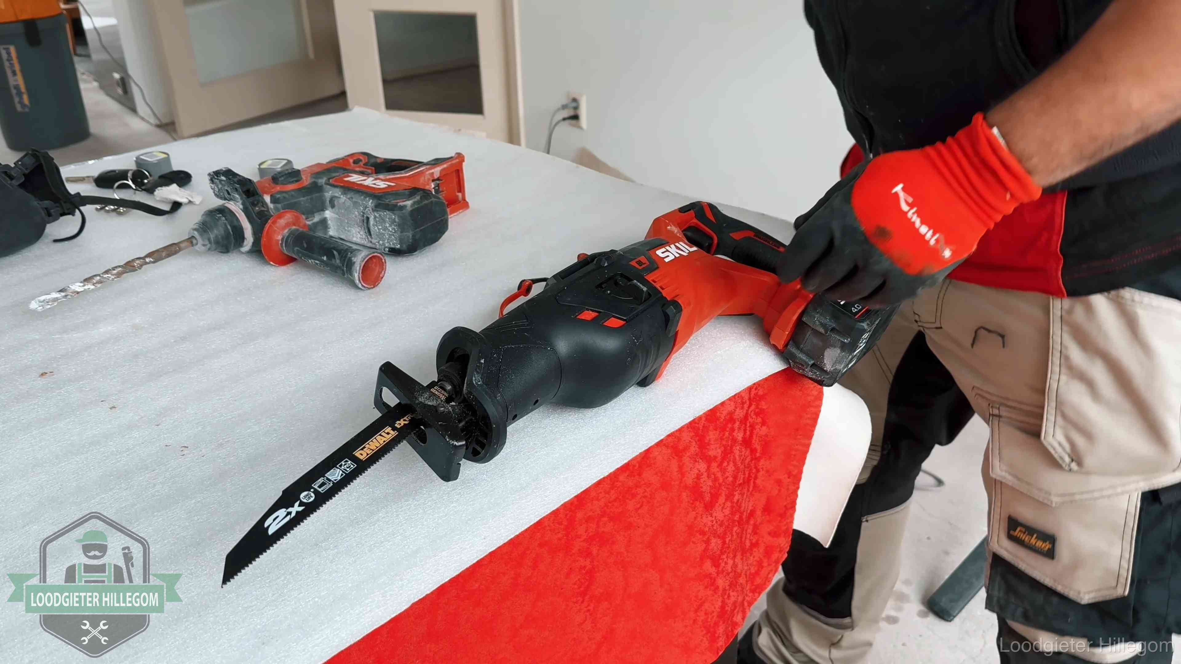 Professioneel gereedschap klaargelegd voor een klus in Hillegom