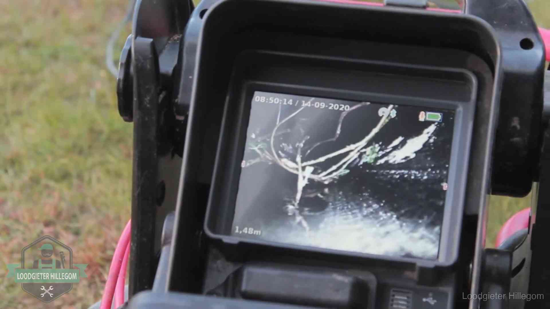Monitor van een rioolcamera toont wortelingroei in de rioolbuis bij een woning in Hillegom