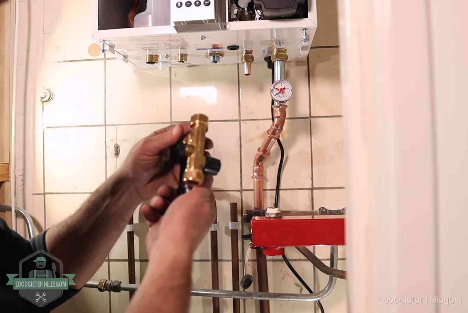 Zelf cv-druk bijvullen in Hillegom Vulkraan en manometer onder een cv-ketel voor het bijvullen van de waterdruk in Hillegom