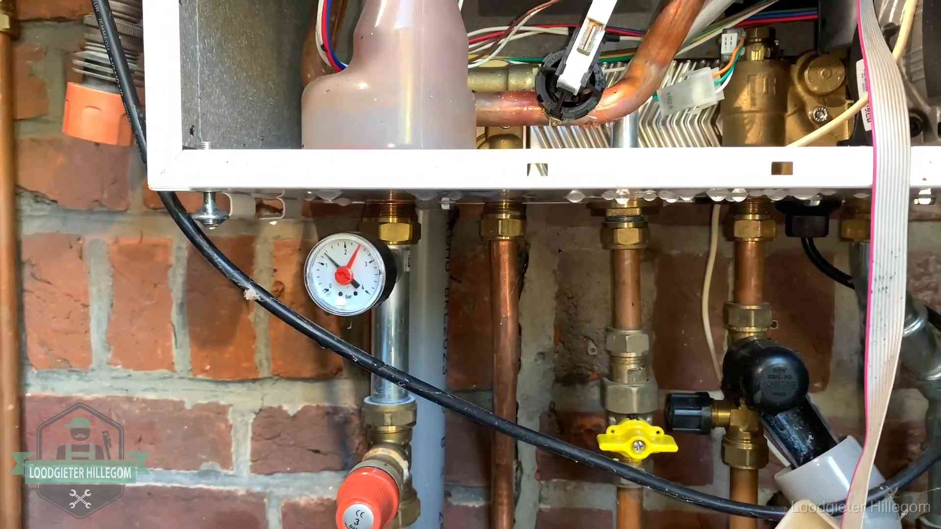 Manometer en aansluitleidingen onder een cv-ketel in Hillegom bij controle op drukverlies