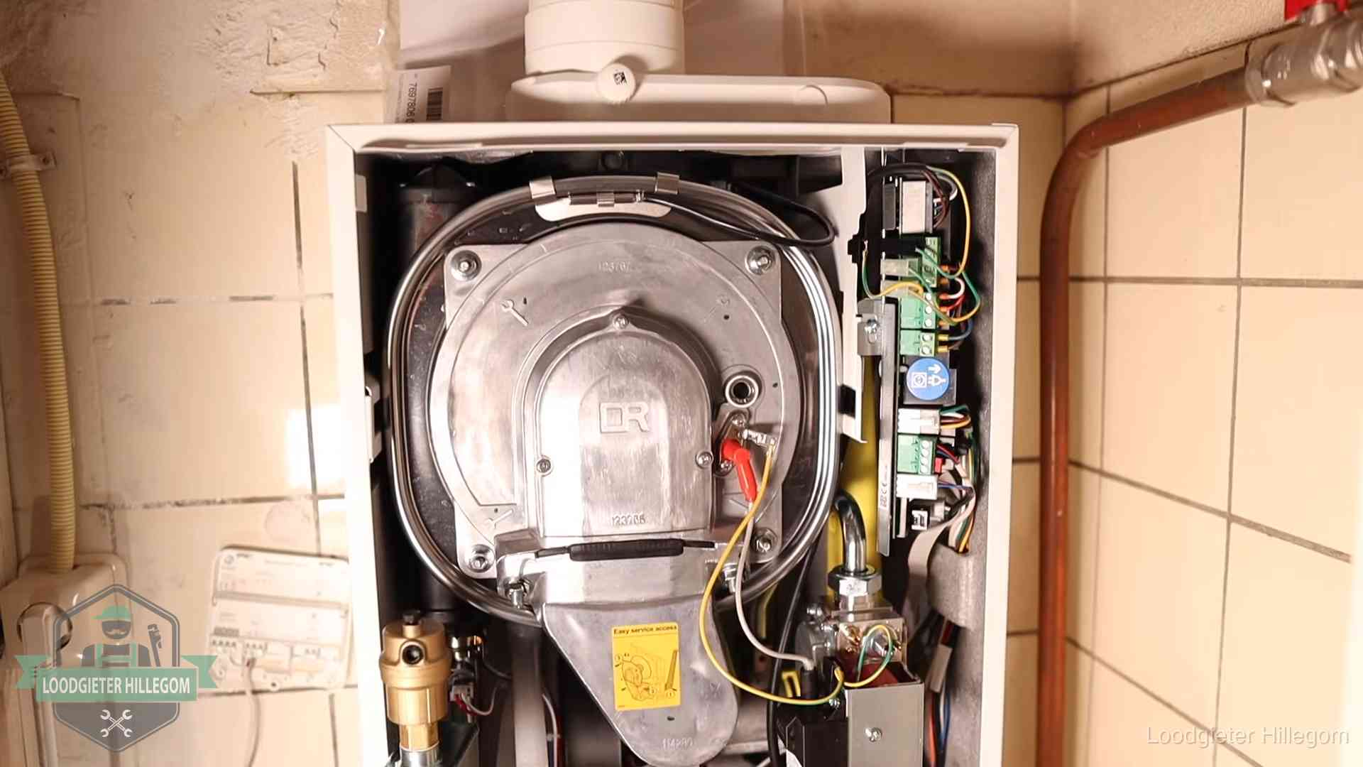 Hoe vaak cv-onderhoud in Hillegom Geopende cv-ketel met warmtewisselaar tijdens periodiek onderhoud in Hillegom