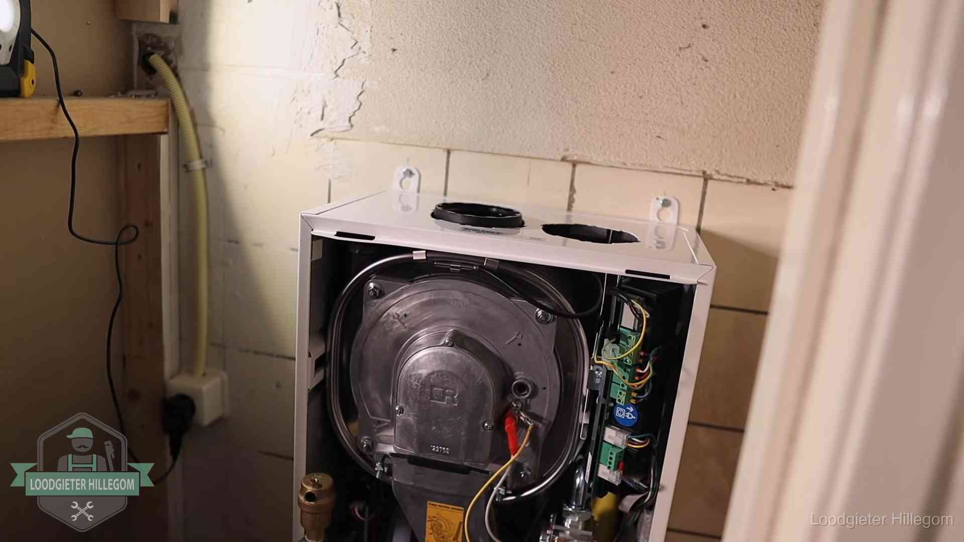 Onderhoudsbeurt cv-ketel in Hillegom Geopende cv-ketel tijdens een onderhoudsbeurt in Hillegom, met brander en warmtewisselaar zichtbaar