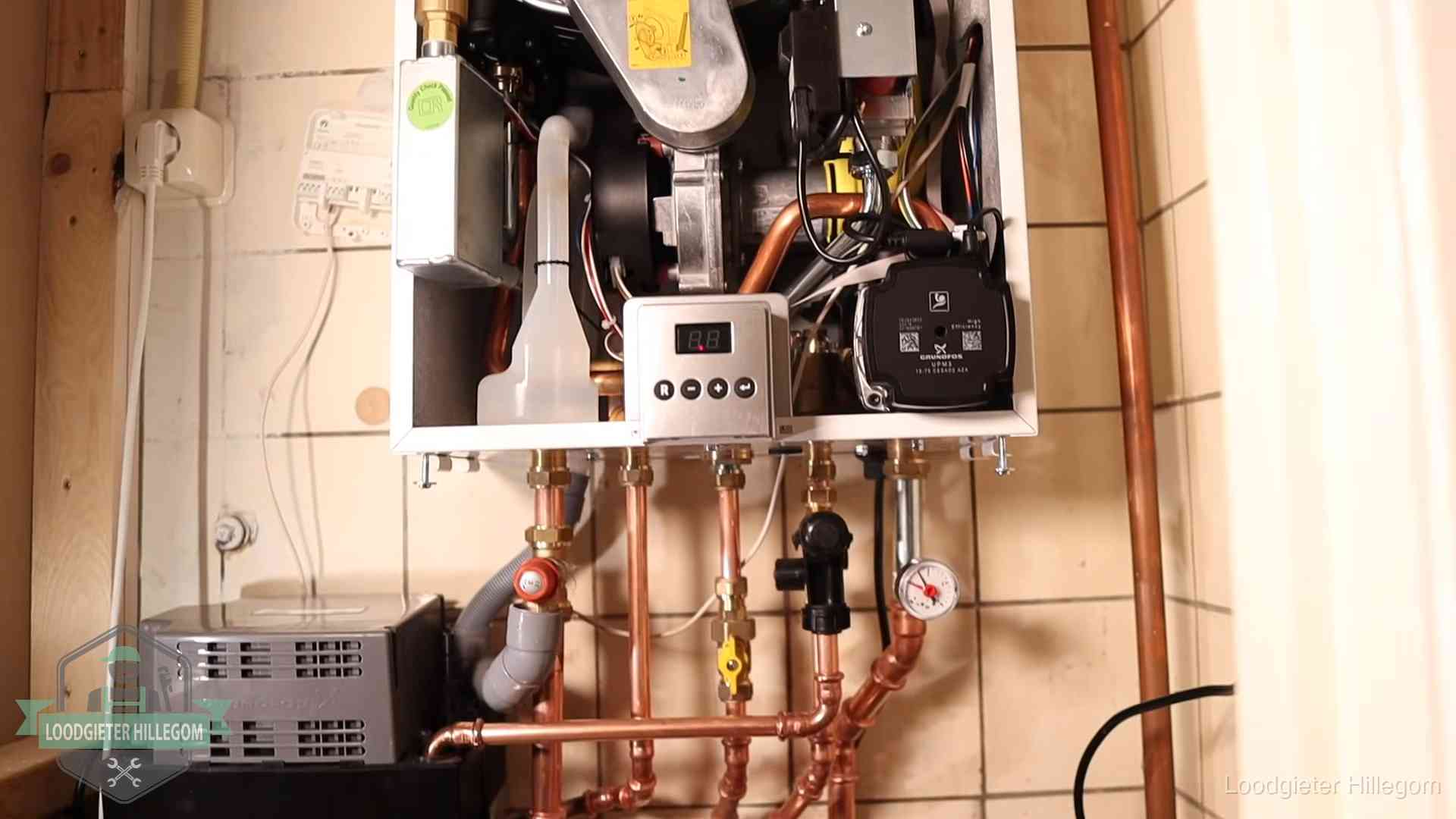 Zuiniger stoken na cv-onderhoud in Hillegom Geopende cv-ketel met brander en cv-pomp tijdens een onderhoudsbeurt in Hillegom