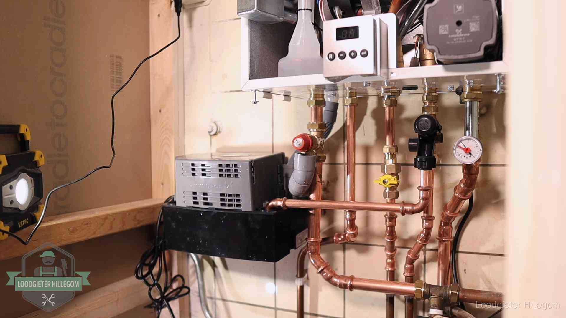 Levensduur van je cv-ketel in Hillegom Nieuw koperen leidingwerk met pomp en manometer onder een vervangen cv-opstelling in Hillegom