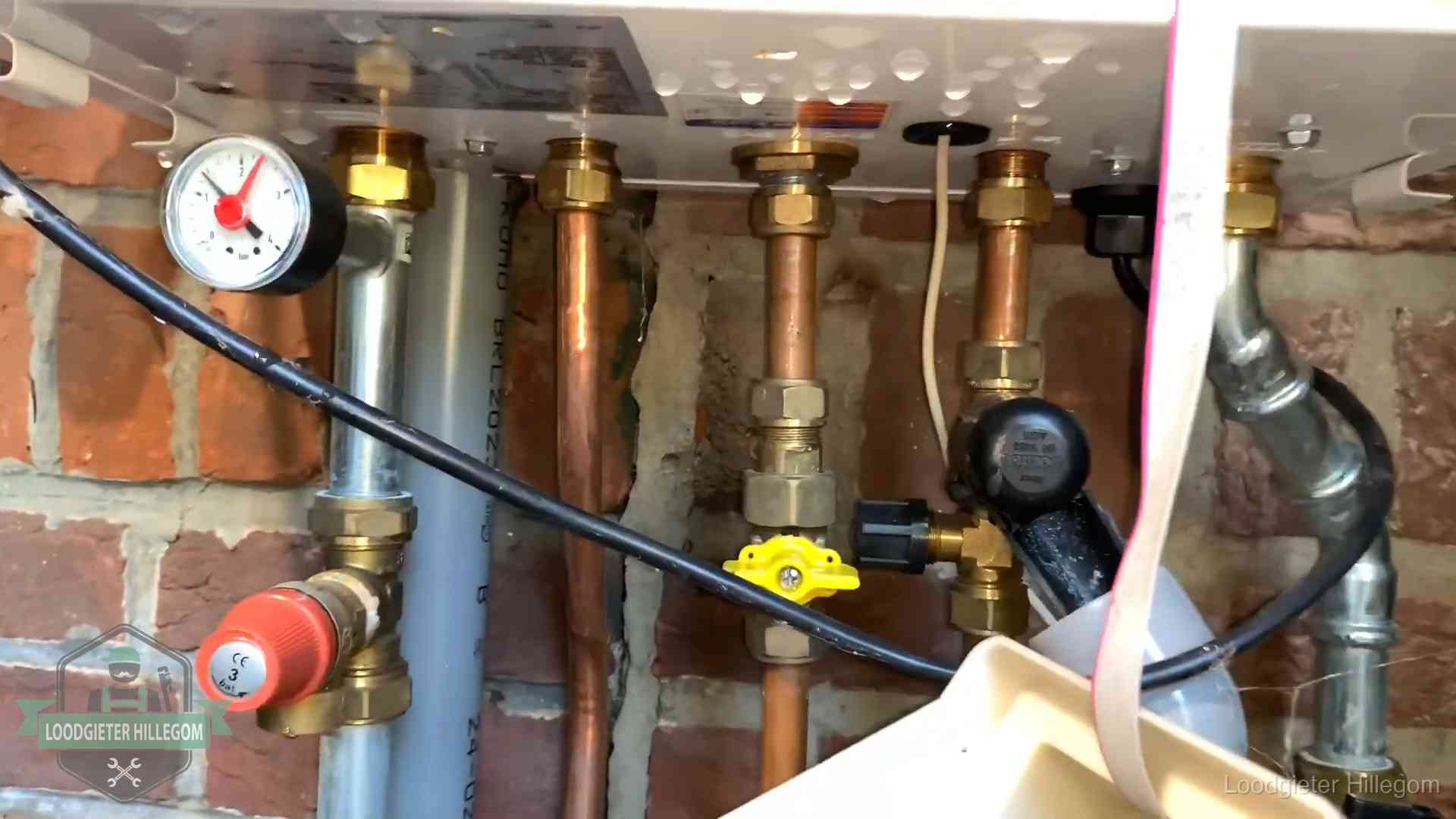 Kosten cv-ketel onderhoud in Hillegom Onderaansluitingen van een cv-ketel met manometer en gaskraan in Hillegom