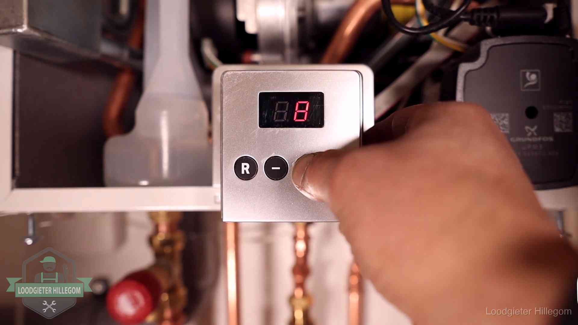 Cv-storing uitlezen in Hillegom Monteur bedient het display van een cv-ketel bij een storing in Hillegom