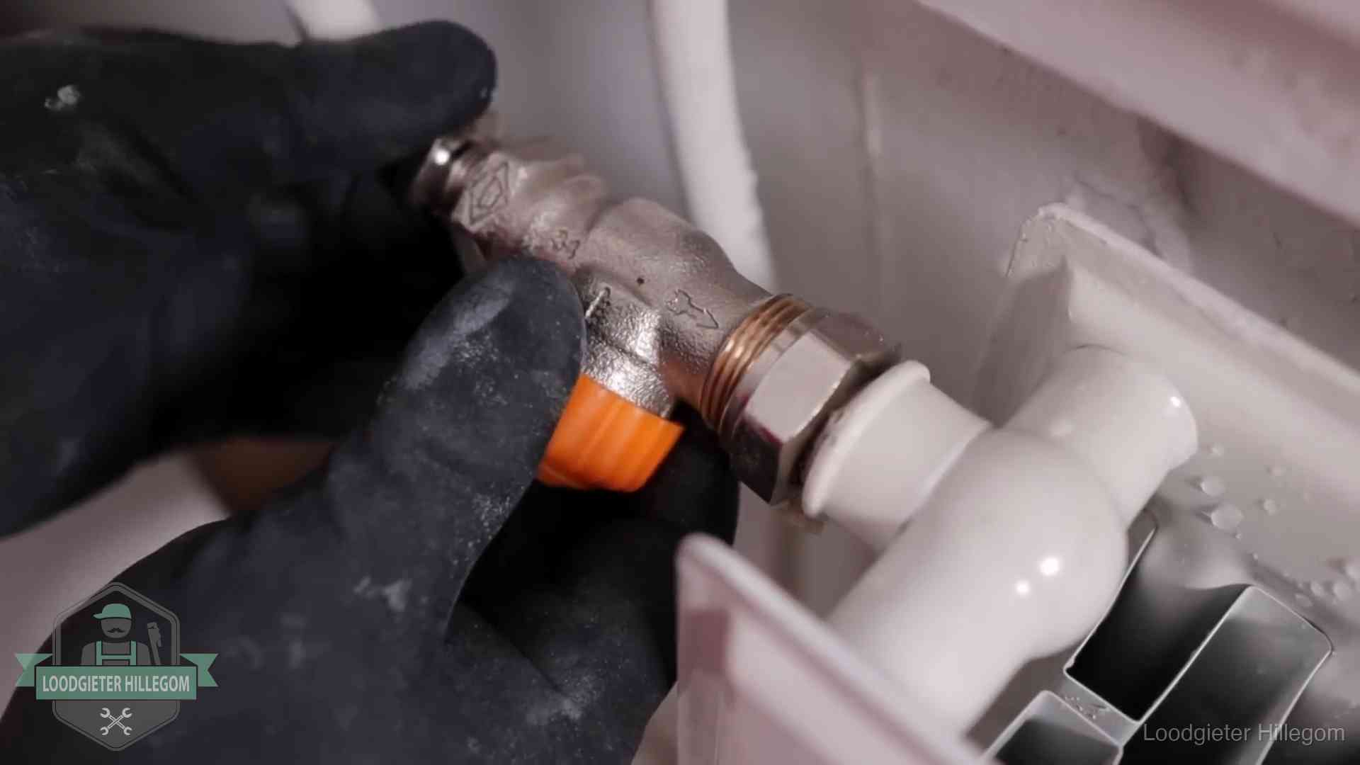 Je cv winterklaar maken in Hillegom Thermostaatkraan wordt gemonteerd op een radiator in Hillegom voor het stookseizoen