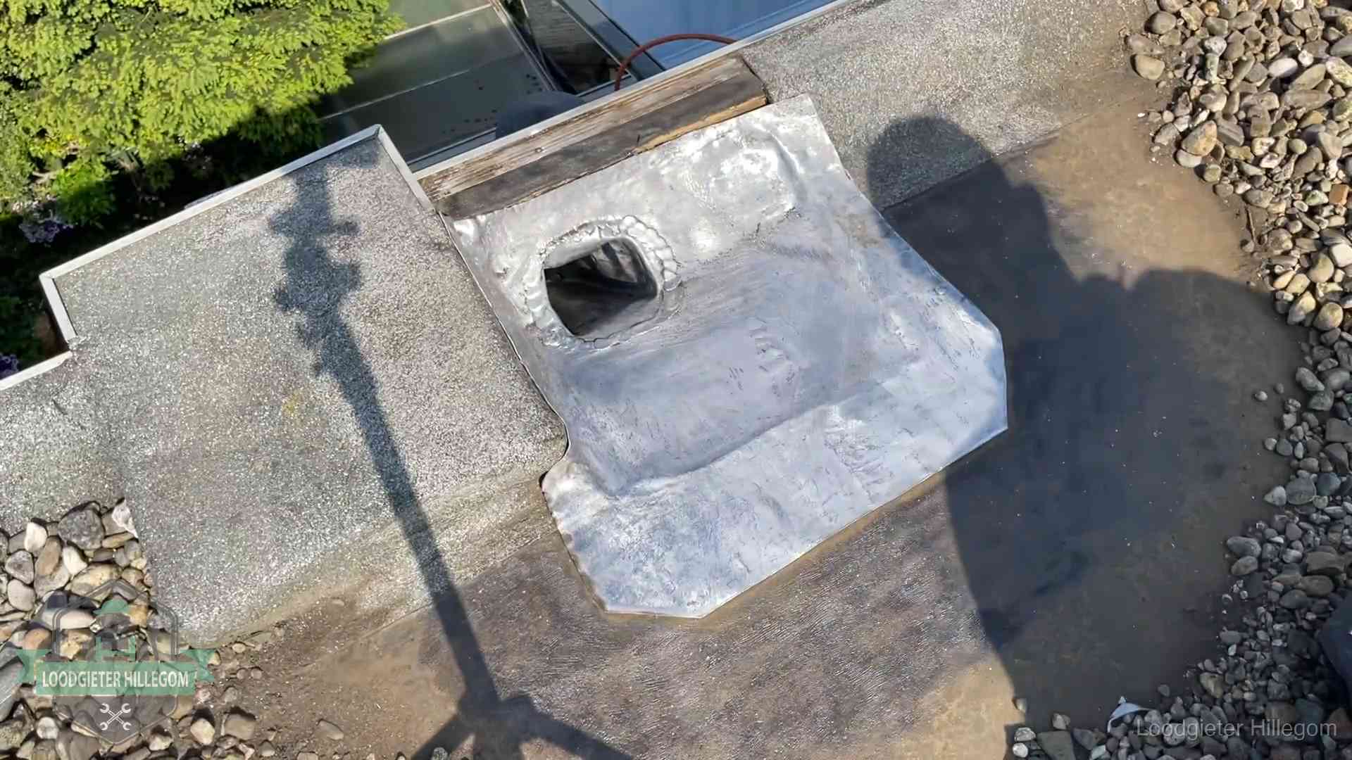 Vers afgedichte dakdoorvoer met lood en zink op een plat dak in Hillegom