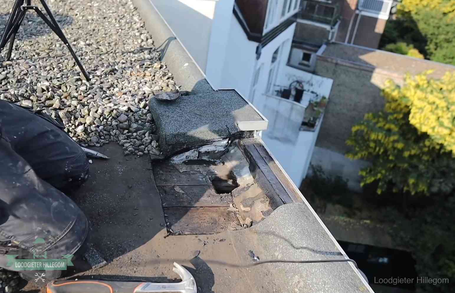 Opengelegde dakrand met verrot dakbeschot door een langdurige daklekkage in Hillegom