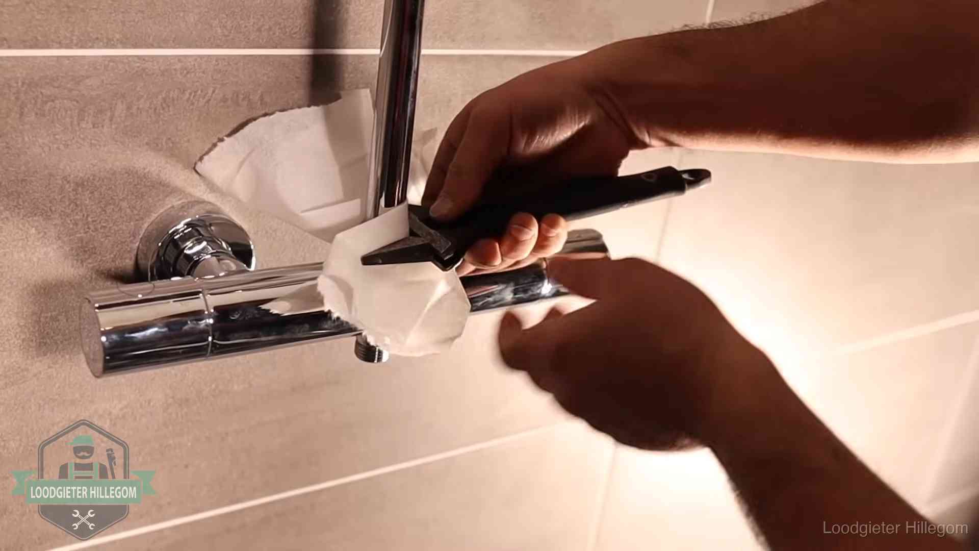 Loodgieter monteert een douchekraan met bescherming tegen krassen in Hillegom