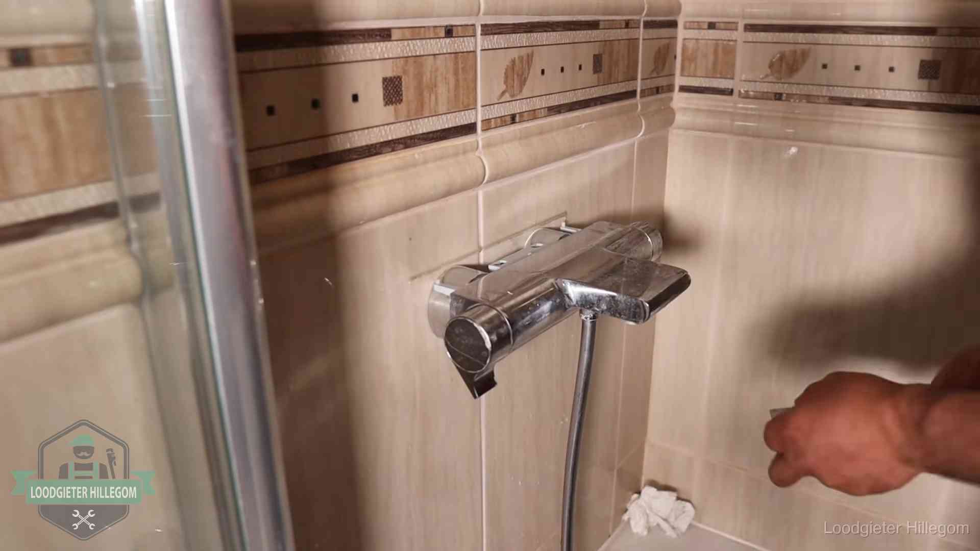Kalkaanslag en je cv-ketel in Hillegom Verkalkte douche-mengkraan in Hillegom, hetzelfde kalk dat zich in de warmtewisselaar afzet