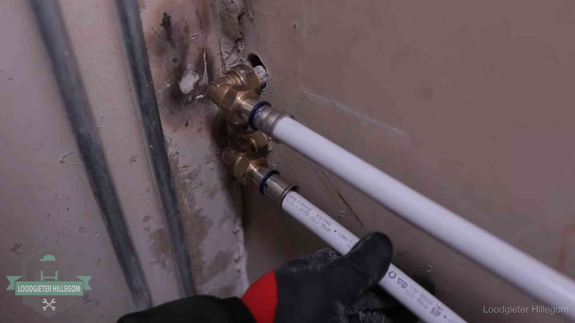 Meerlagenbuizen met keurmerk en rvs persfittingen op muuraansluitingen in Hillegom