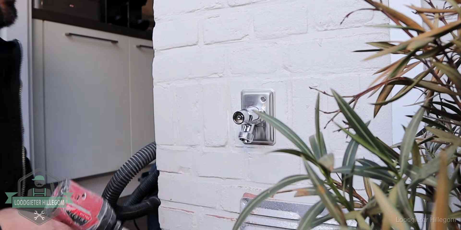 Chromen kraan op een muurplaat bij een woning in Hillegom, dichtdraaien is stap een van de lektest