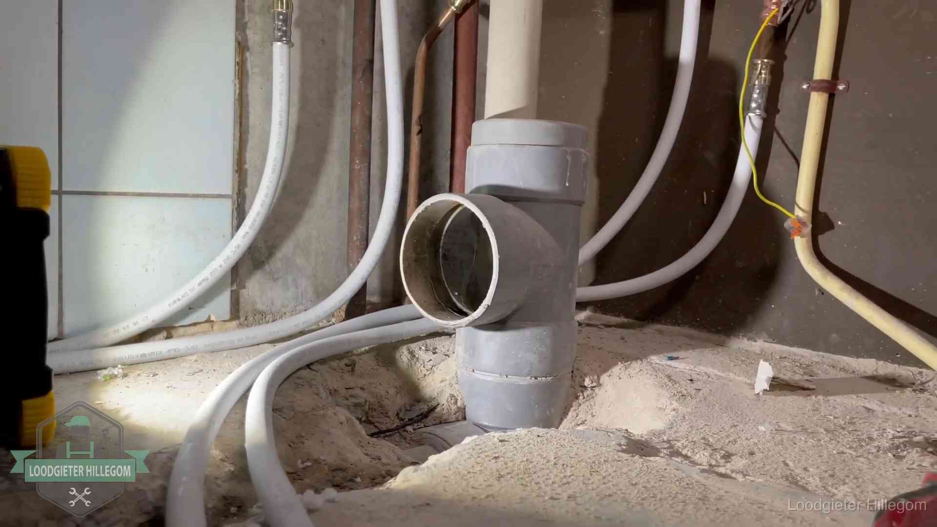 Leidingwerk op de zandbodem van een kruipruimte in Hillegom, waar lekkages en vocht vaak samenkomen