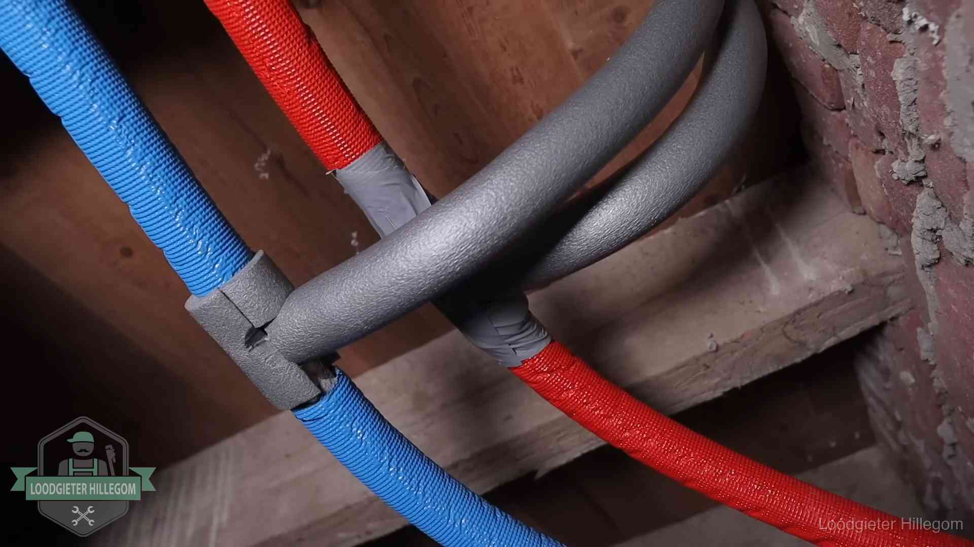 Geïsoleerde waterleidingen langs houten balken tegen bevriezing in Hillegom