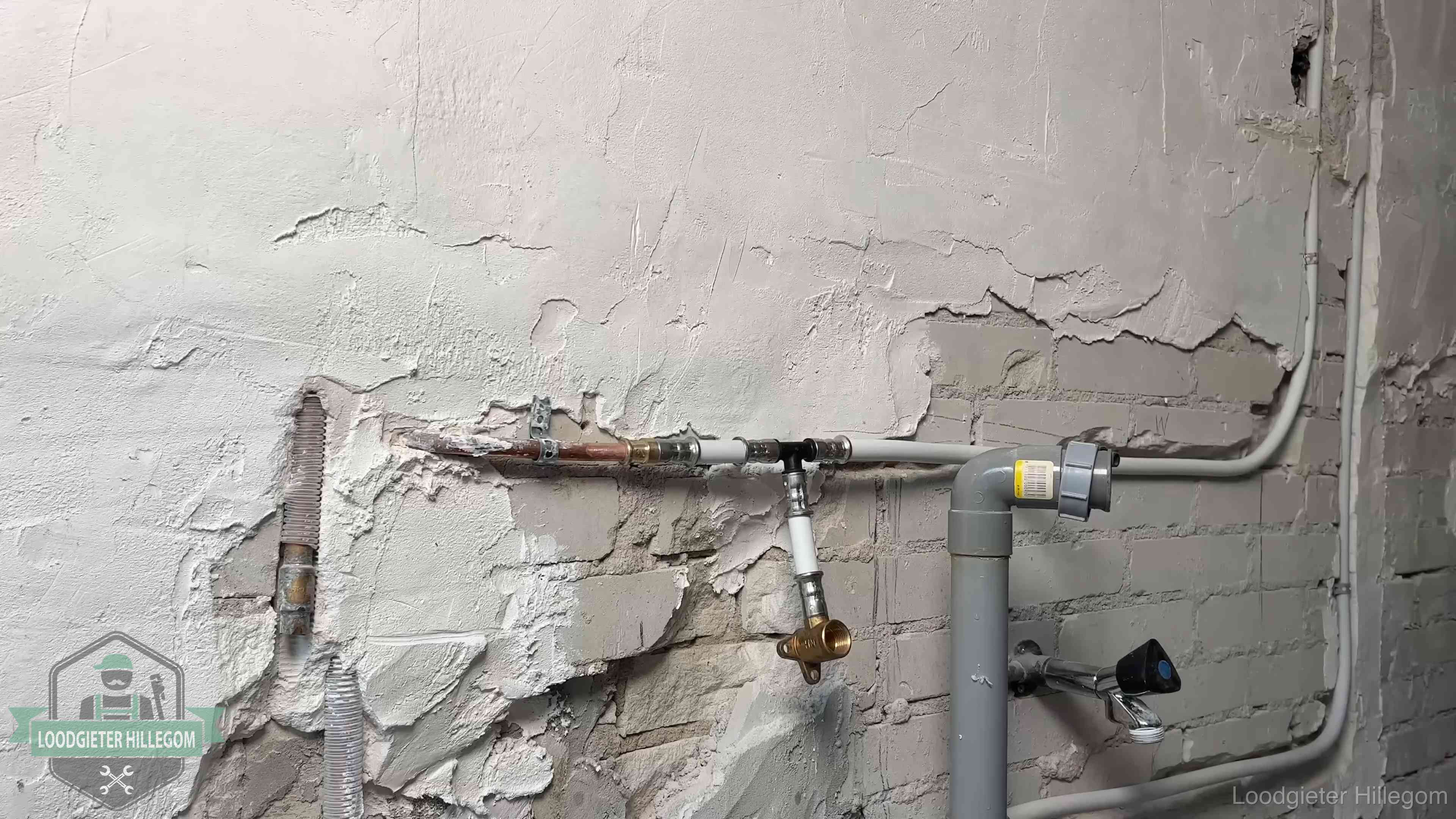 Nieuw leidingwerk naast een oud verroest leidingrestant in een woning in Hillegom