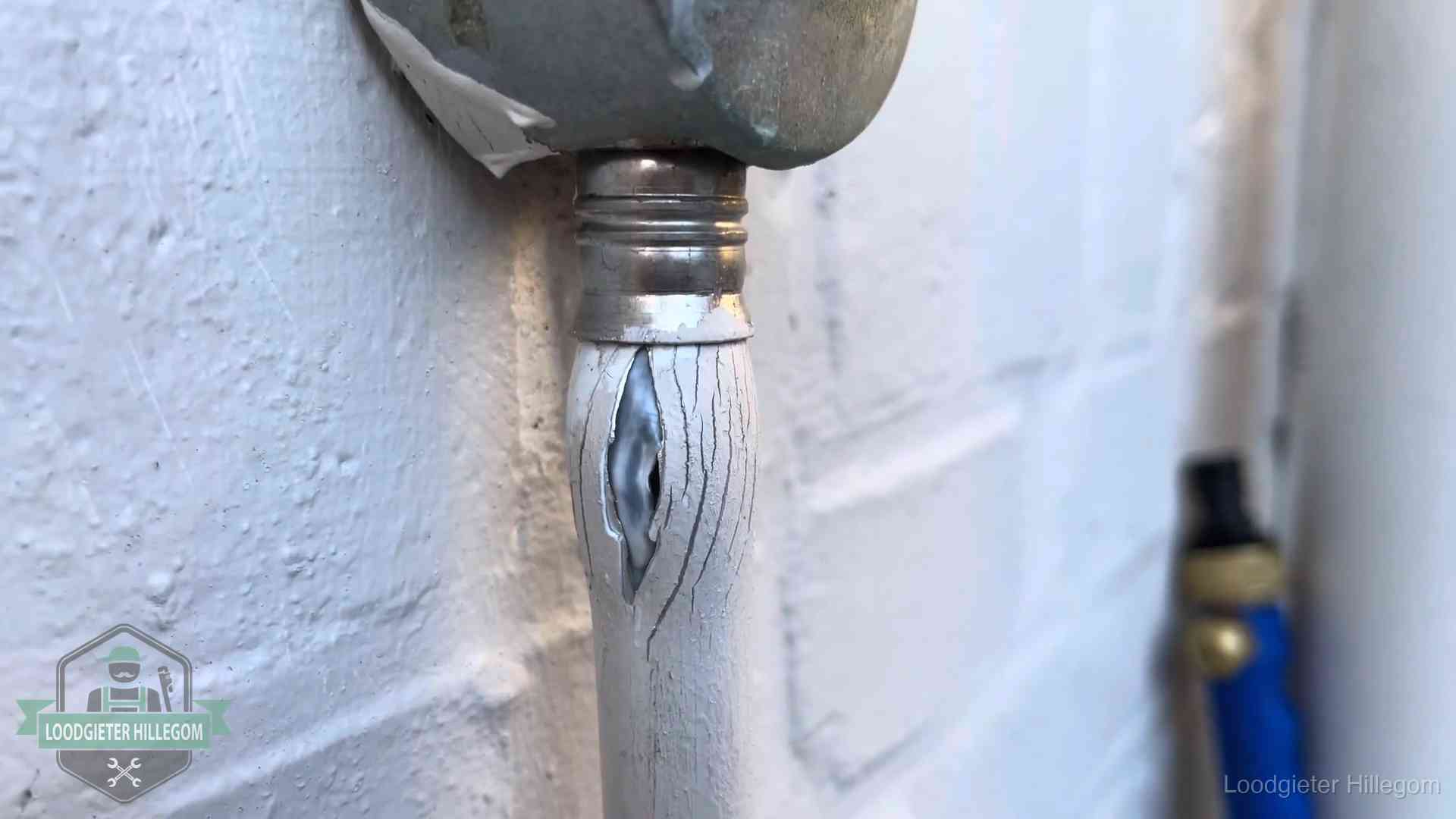 Oude waterleiding in Hillegom waar de verf openscheurt, een stille aanwijzing voor een beginnend lek