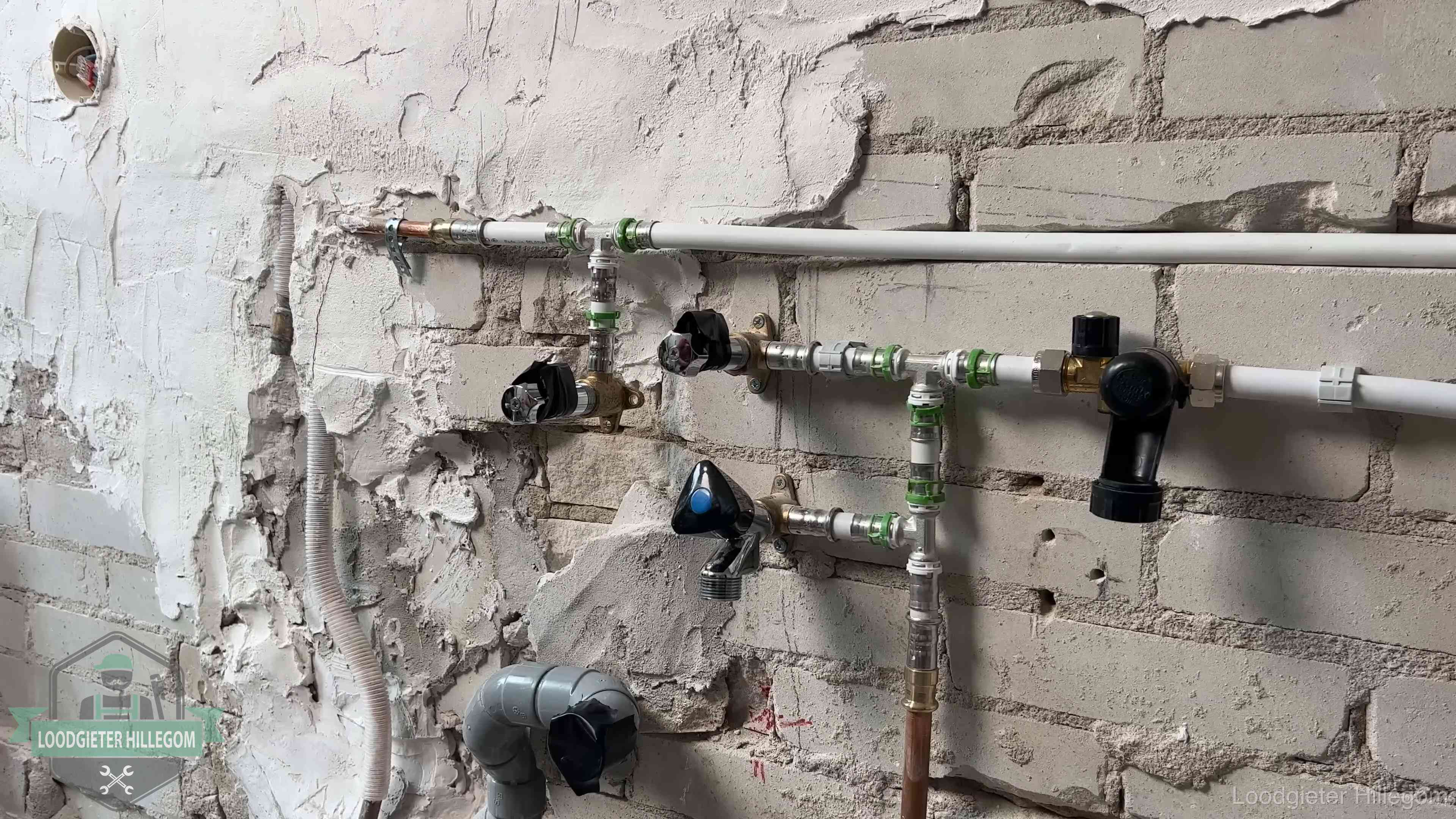 Nieuw aangelegd leidingwerk met persfittingen tijdens een verbouwing in Hillegom