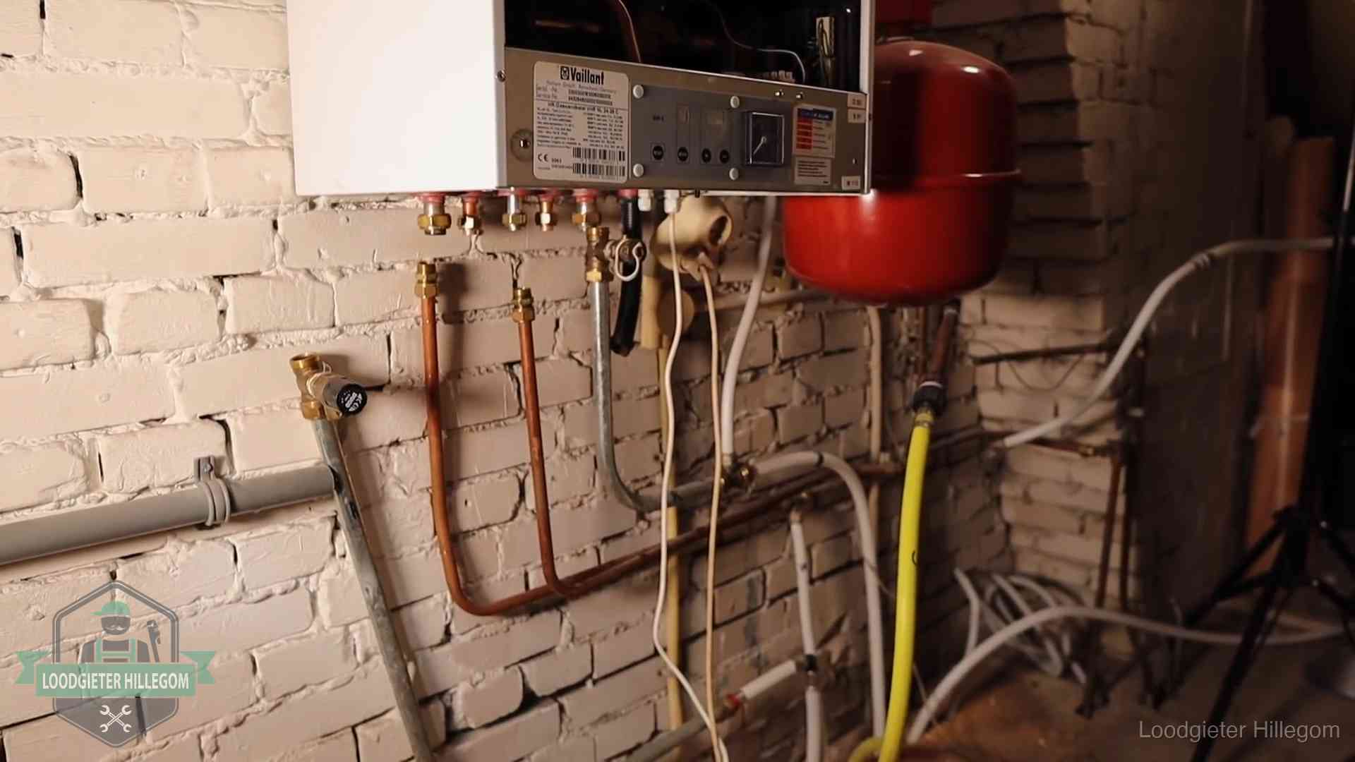 Onderhoud aan een oudere cv-ketel in Hillegom Verouderde cv-ketel met een wirwar van oude leidingen in een woning in Hillegom