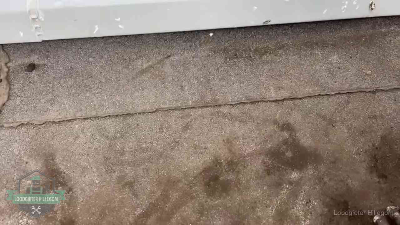 Vochtplekken bij de naad van een plat dak na aanhoudende regen in Hillegom