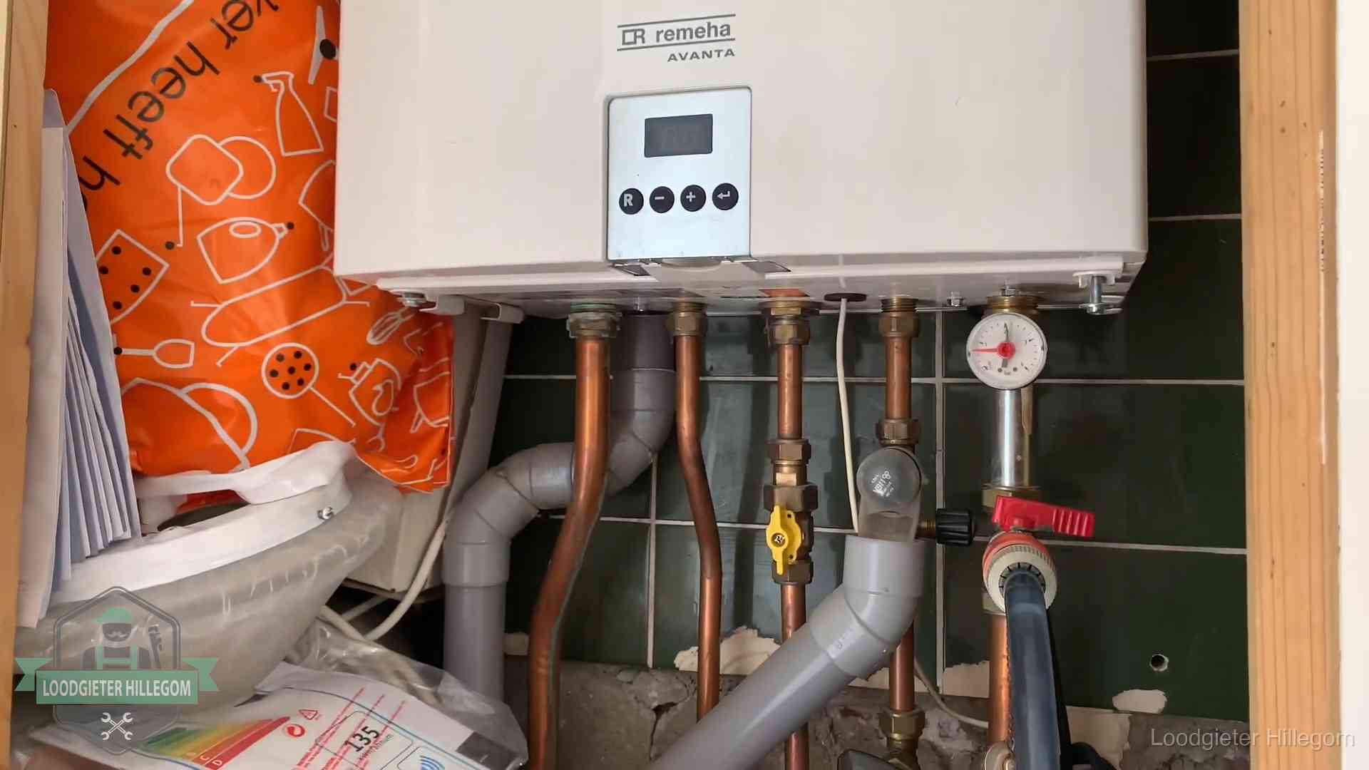 Remeha cv-ketel onderhoud in Hillegom Oudere Remeha cv-ketel in een ketelkast in een woning in Hillegom