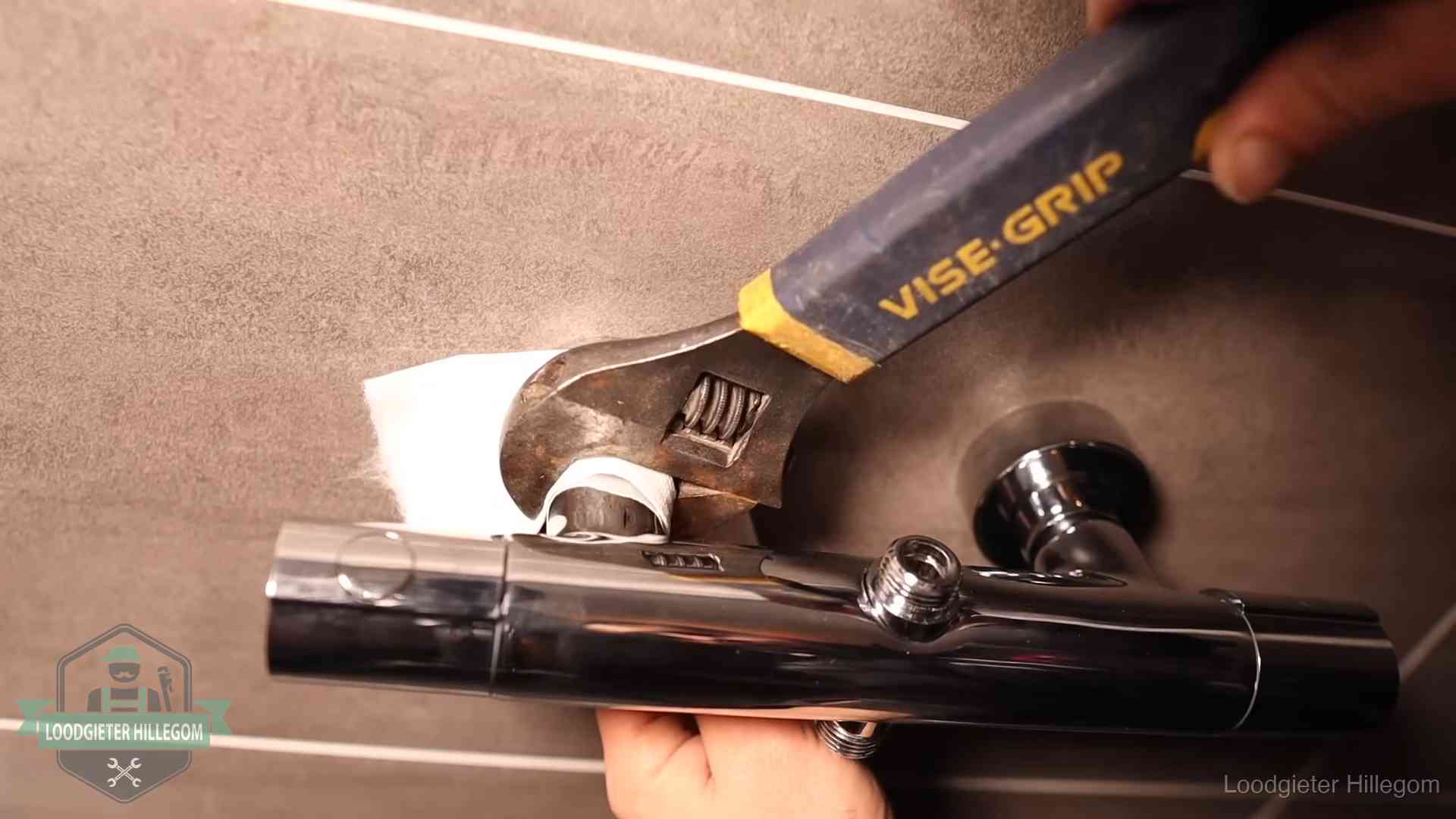 Loodgieter draait met beschermd gereedschap een kraan vast bij een spoedklus in Hillegom