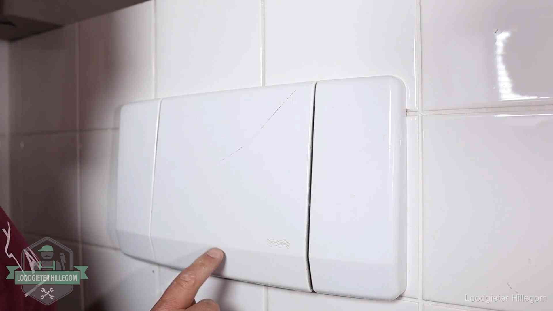 Bedieningspaneel van een inbouwreservoir van een hangend toilet in Hillegom