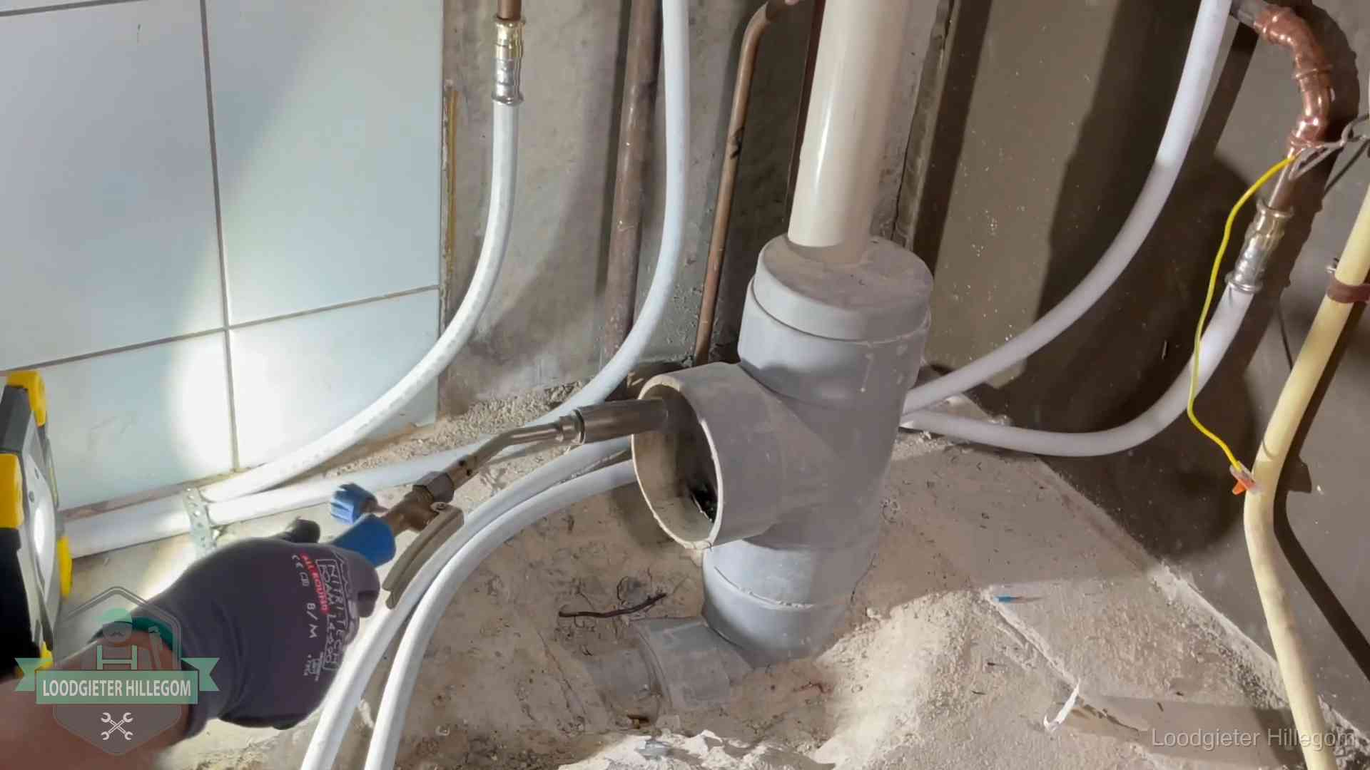Loodgieter werkt aan leidingen bij de pvc-standleiding van een huurwoning in Hillegom