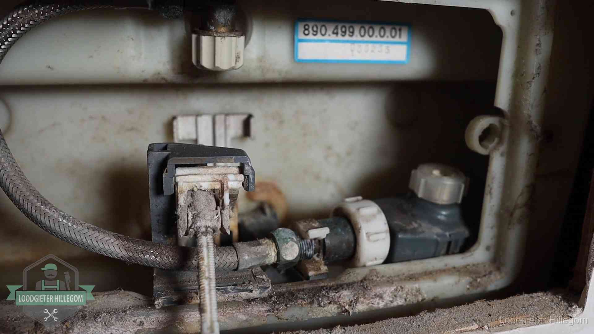 Verkalkt binnenwerk van een stortbak met vlotterkraan in Hillegom