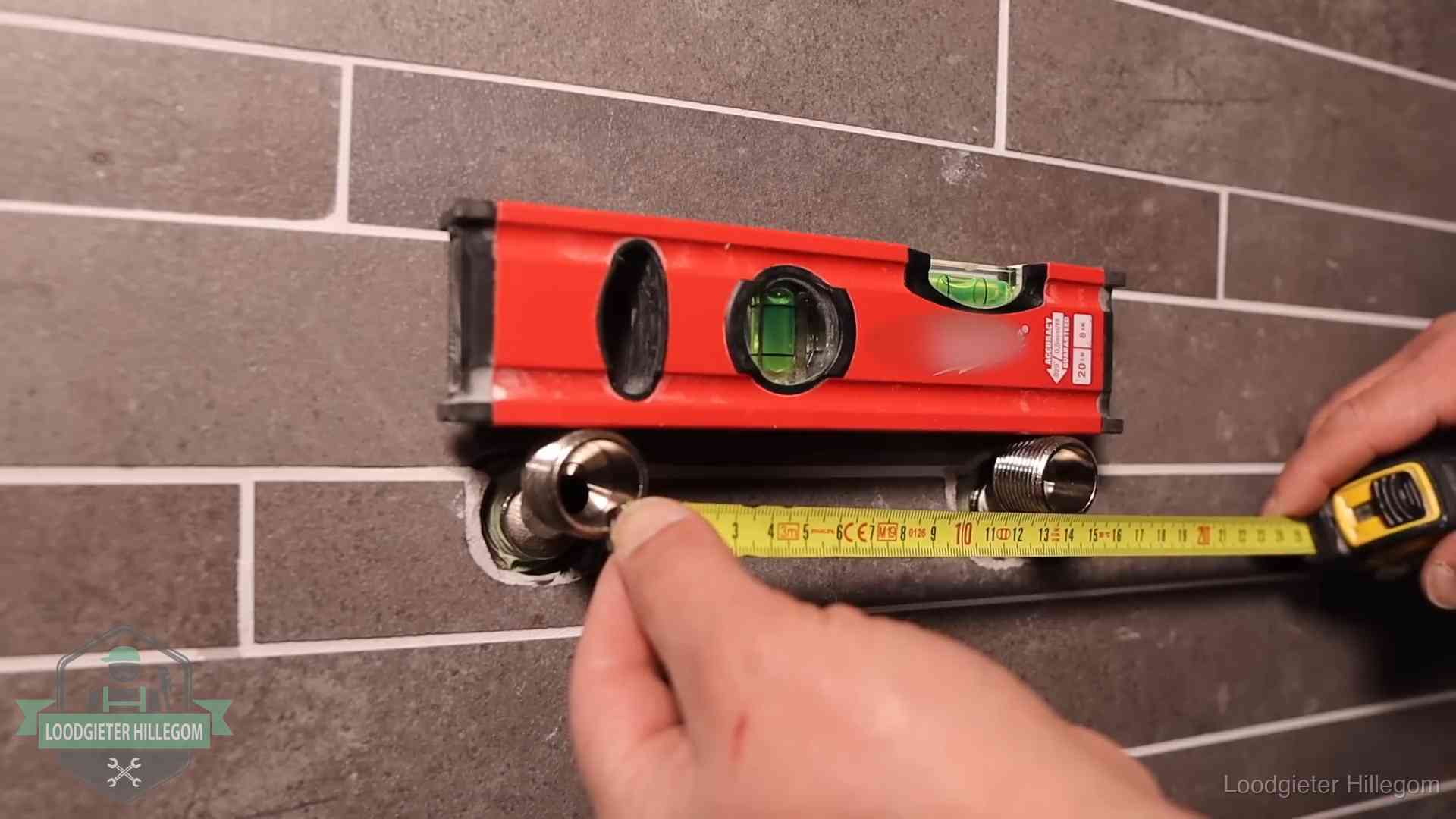 Waterpas en duimstok bij kraan-aansluitpunten in een badkamer in Hillegom
