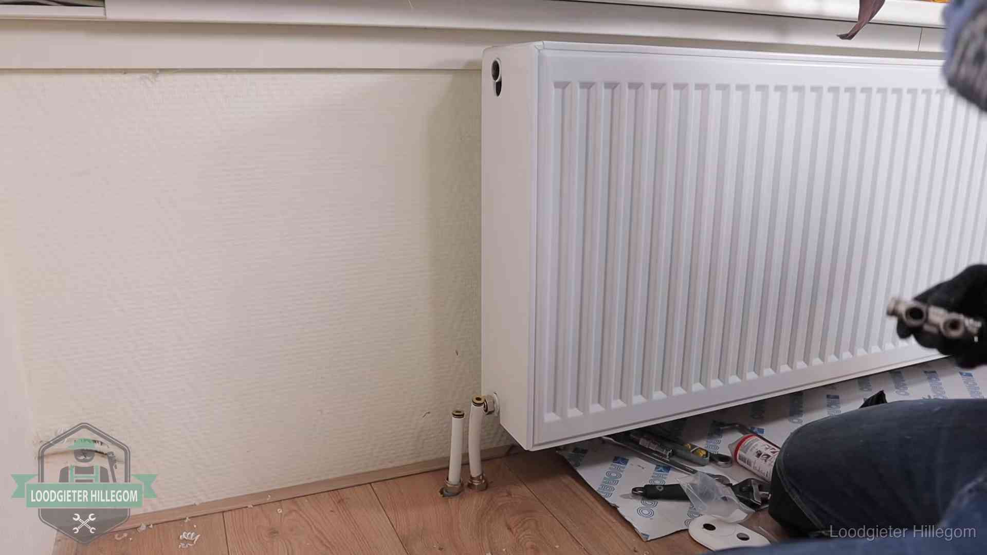 Verwarming per wijk in Hillegom Nieuw gemonteerde radiator in een woonkamer in Hillegom