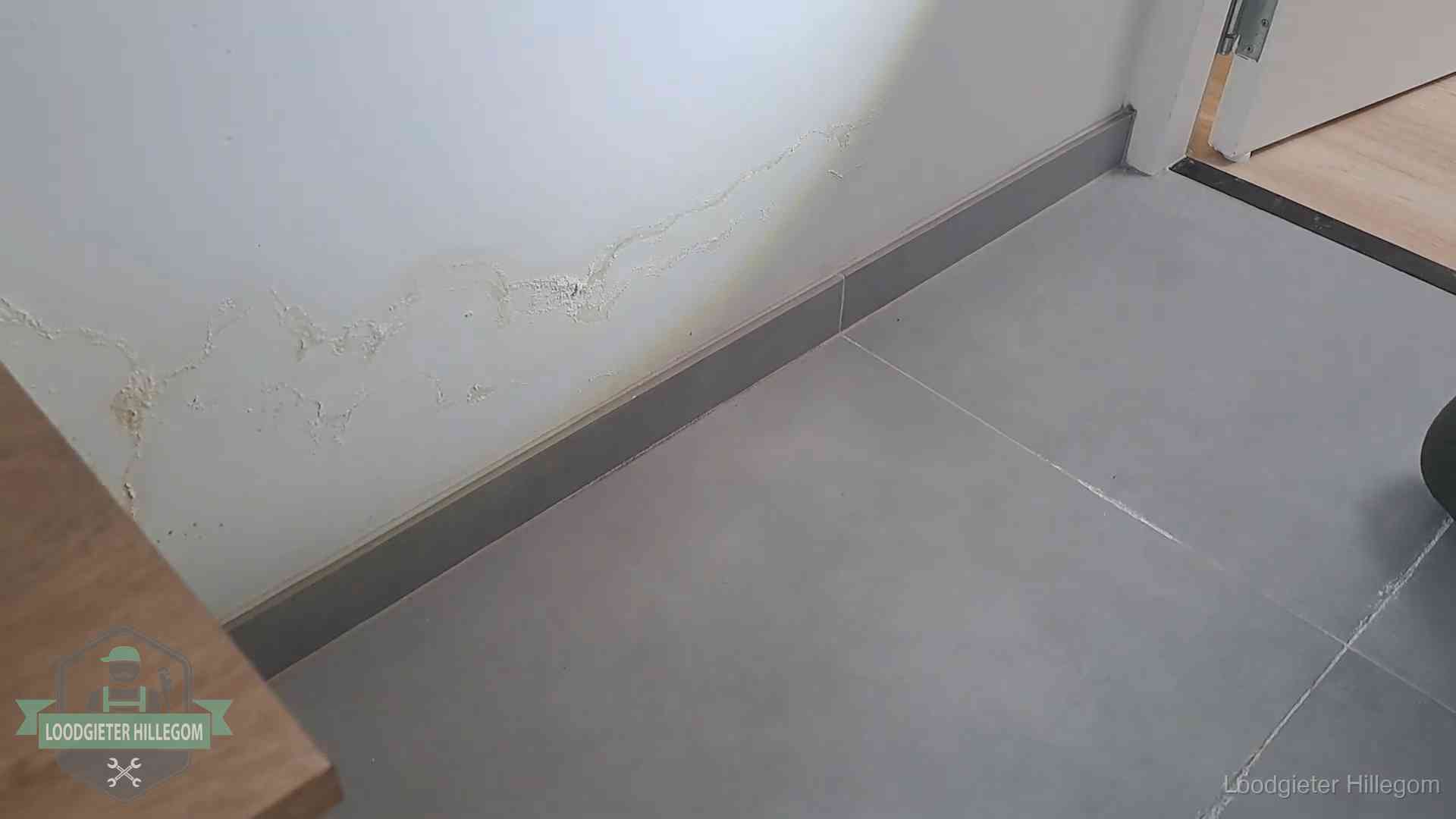 Waterschade met kalkuitbloeiing op een binnenwand in Hillegom, vastgelegd voor de verzekering