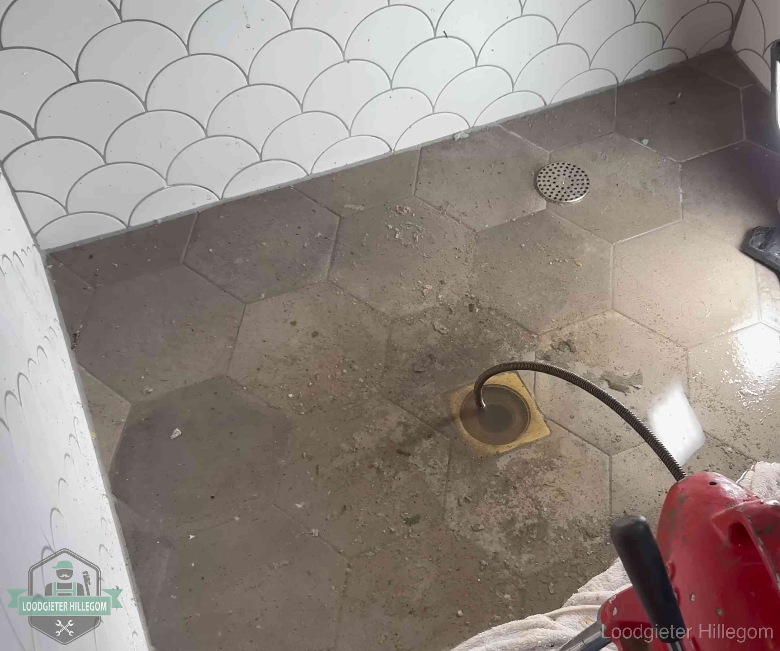 Vloerput met waterslot in een badkamer in Hillegom, een bron van stank als het waterslot droogstaat