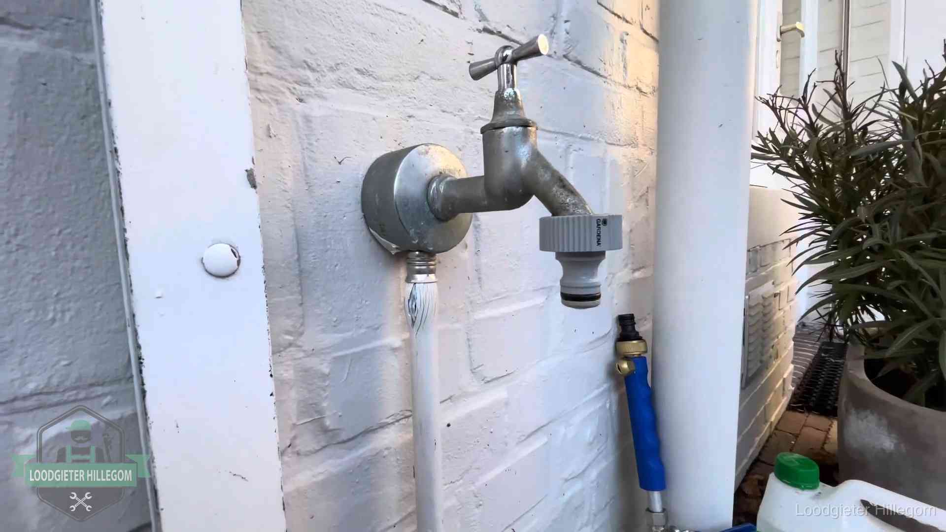 Buitenkraan met slangaansluiting bij een woning in Hillegom, sluipverbruik zie je terug op de waterrekening