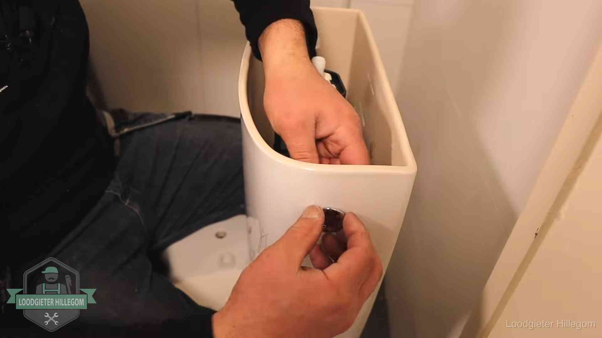 Drukknop van een duoblok-stortbak wordt gemonteerd bij een toilet in Hillegom