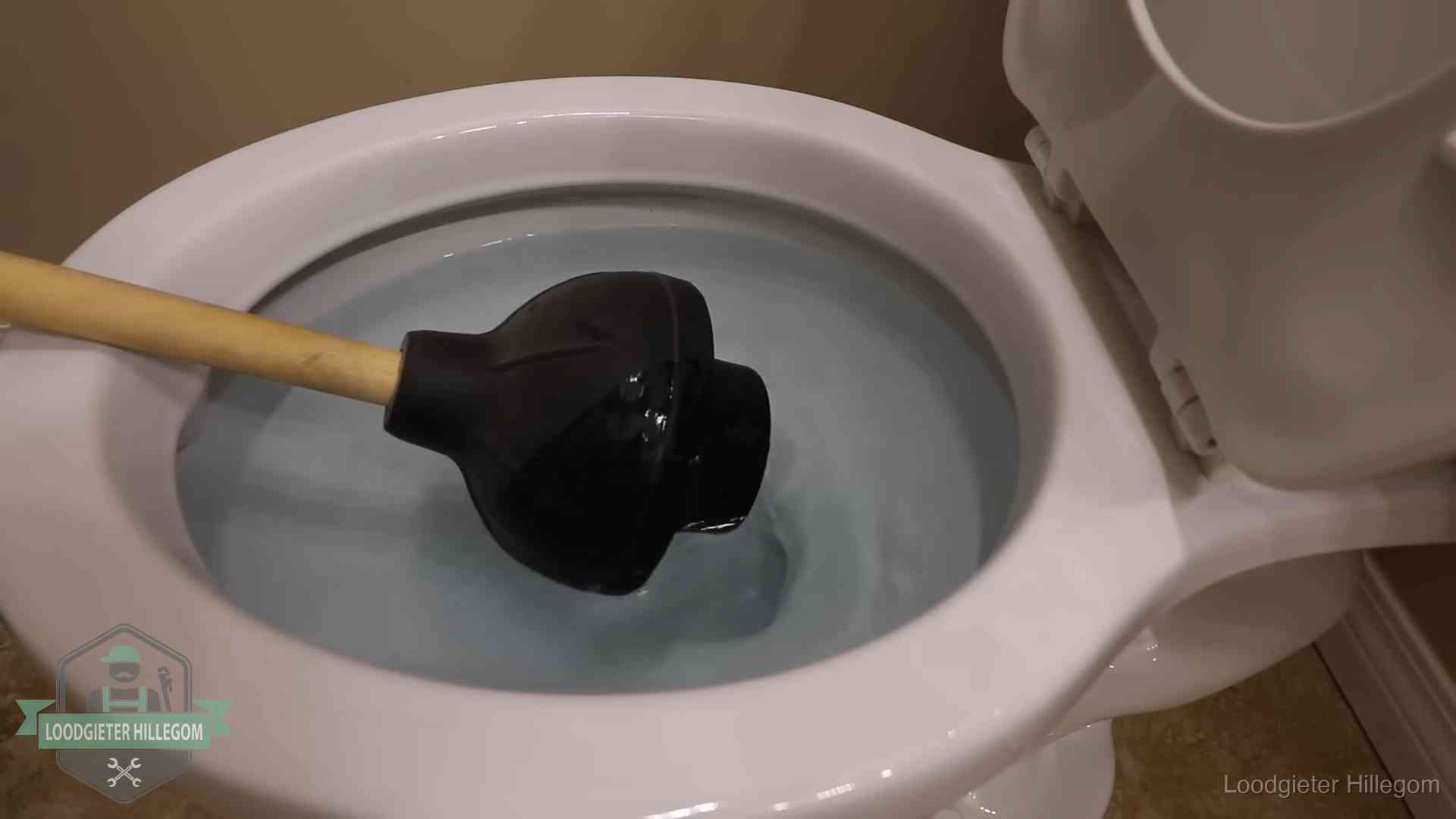Plopper in een wc-pot die vol water staat in Hillegom