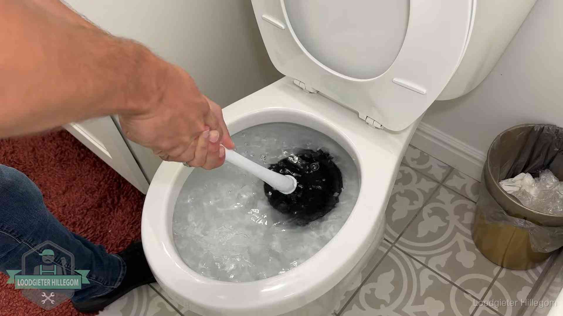 Zelf de wc ontstoppen met een plopper in Hillegom, het water kolkt in de pot