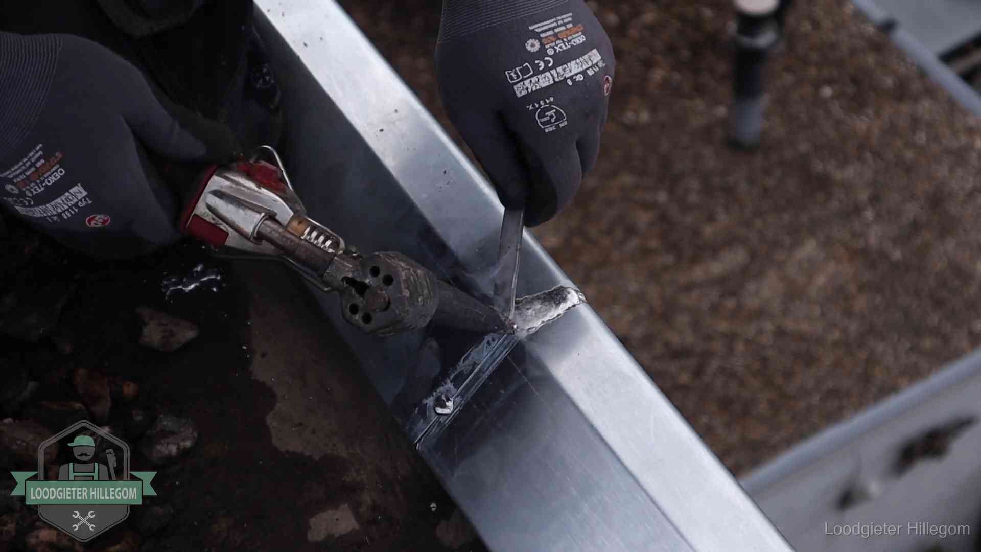 Zinken naad solderen op een dak in Hillegom, vakwerk waar het bij zelf repareren vaak misgaat