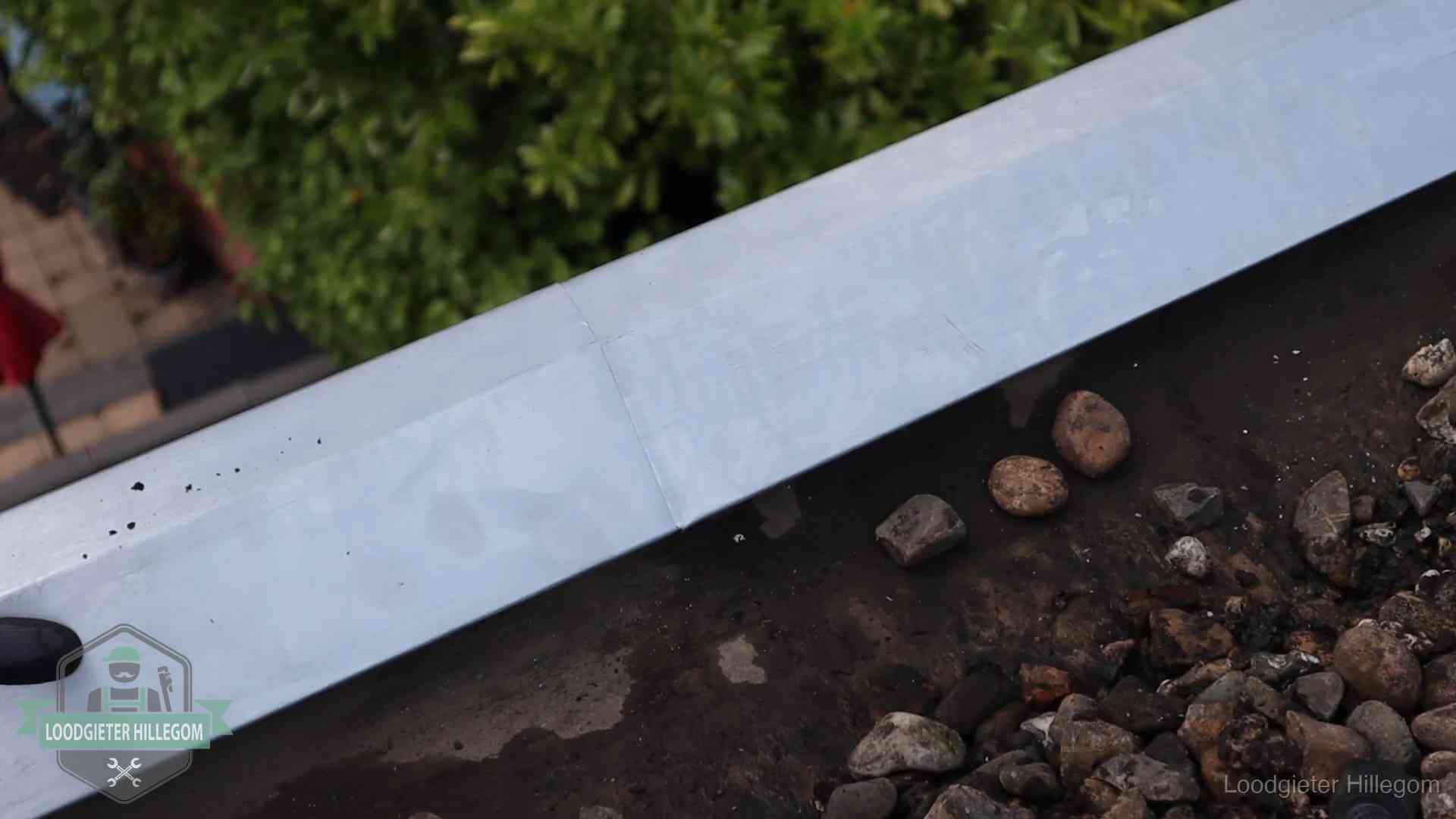 Strak gesoldeerd naaddetail in een zinken daktrim op een dak in Hillegom